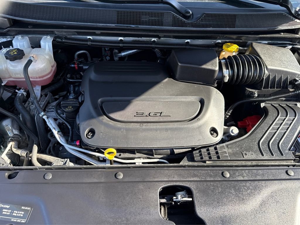 Used 2024 Chrysler Pacifica Limited FWD image 13