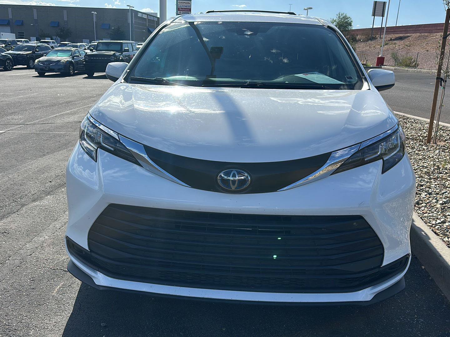 Used 2023 Toyota Sienna LE AWD/4WD image 11
