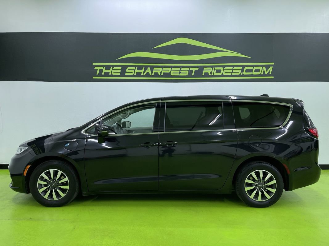 Used 2022 Chrysler Pacifica Touring-L w/ Uconnect Theater Family Group image 6