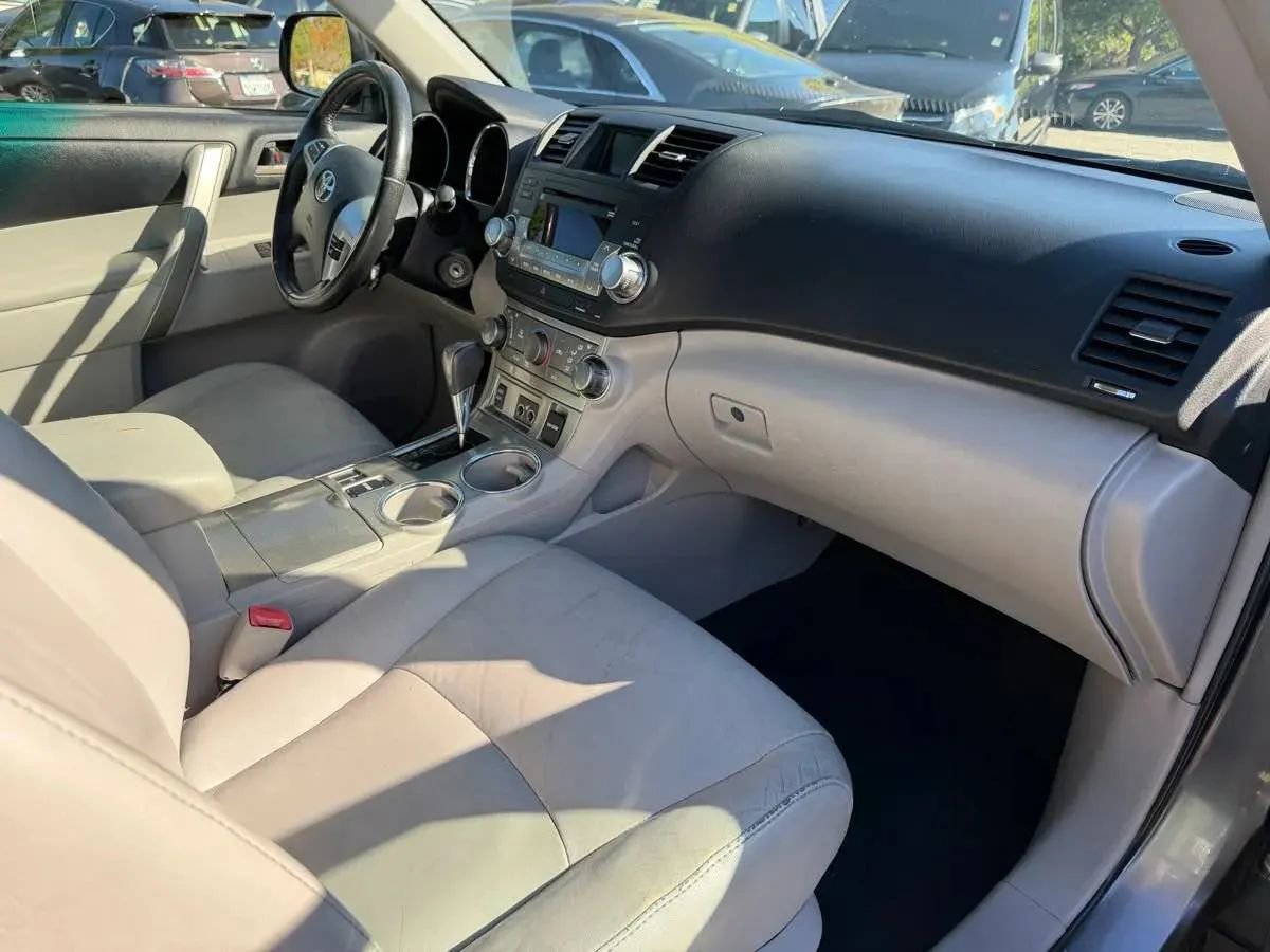 Used 2012 Toyota Highlander SE FWD image 16