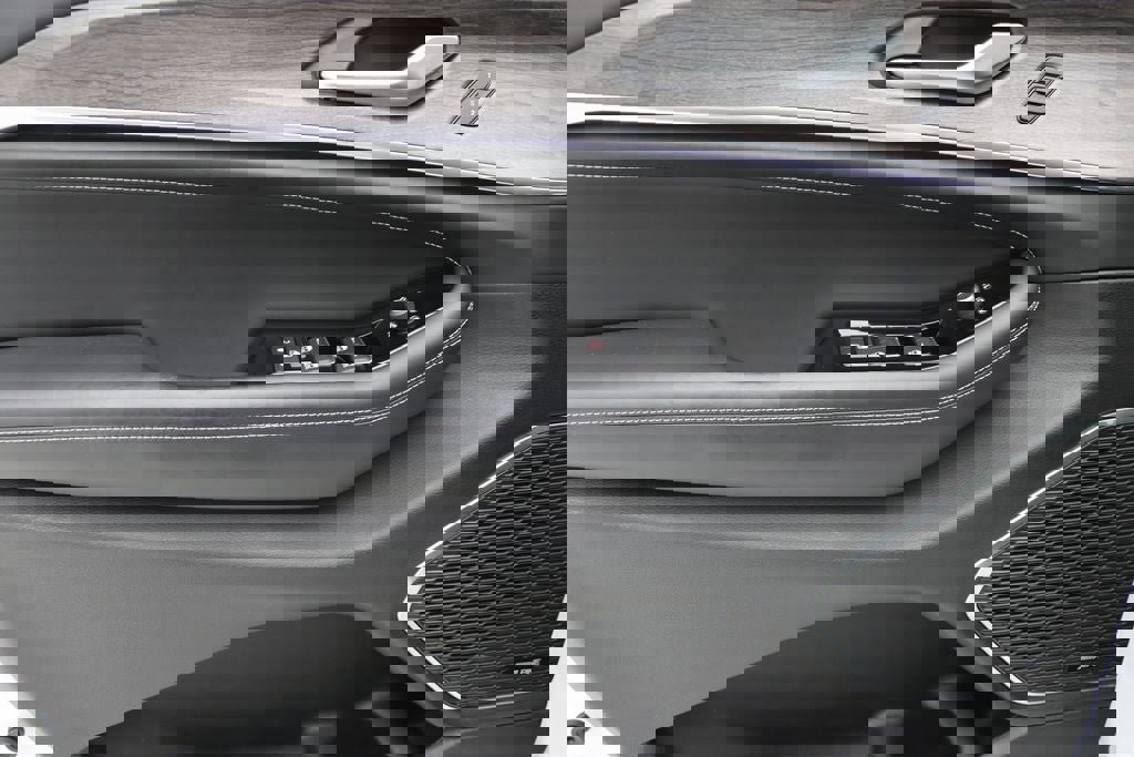 Used 2023 Jeep Grand Cherokee Overland AWD/4WD image 15