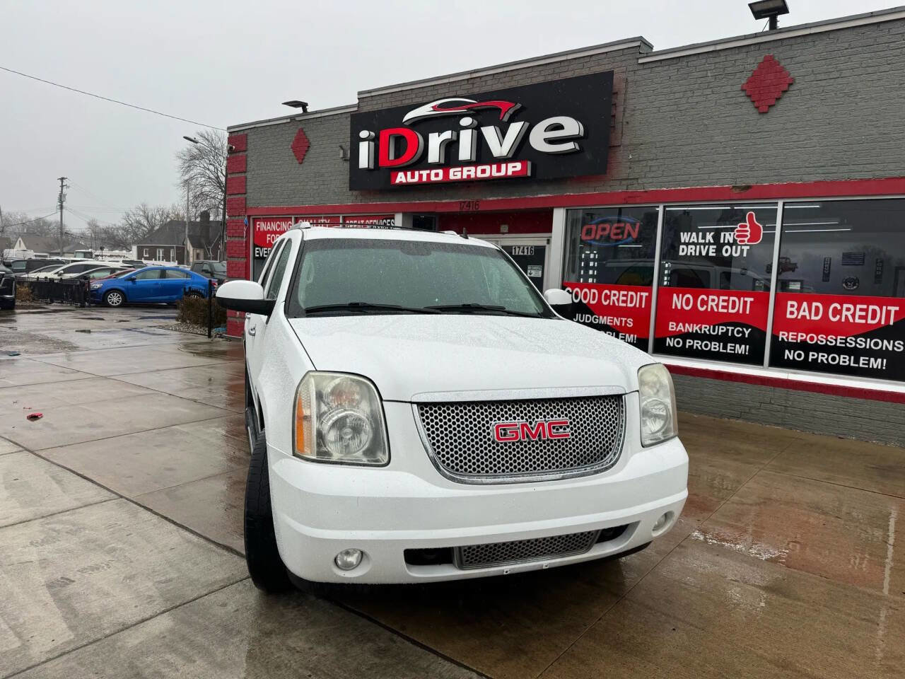 Used 2011 GMC Yukon Denali image 1