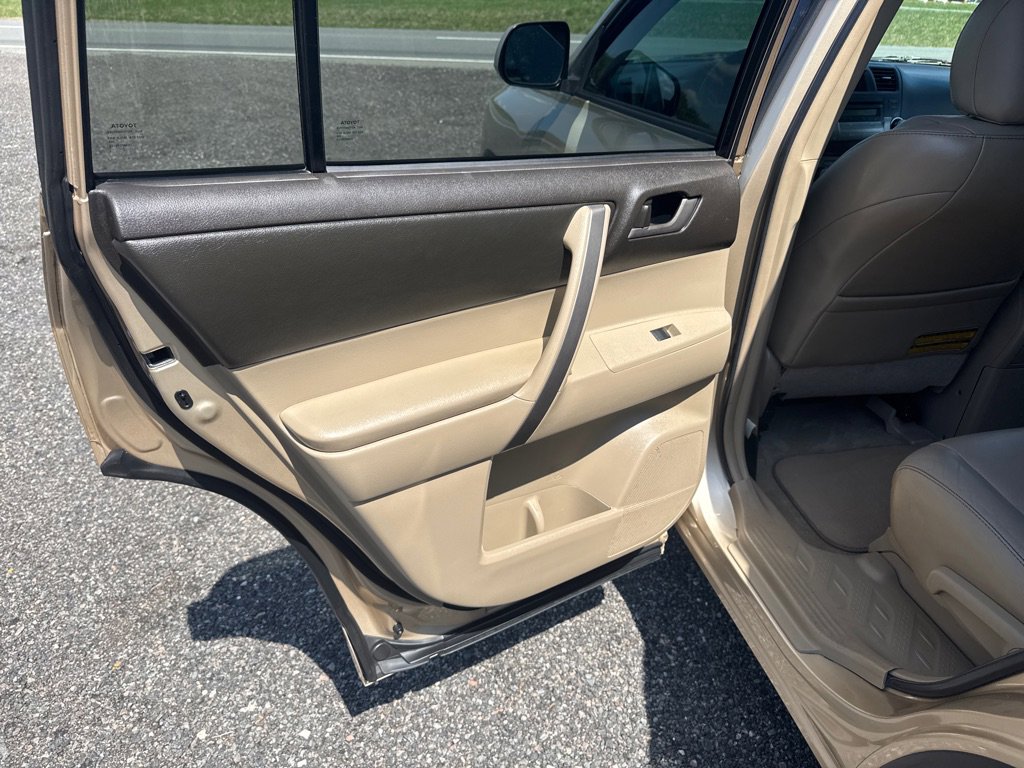 Used 2010 Toyota Highlander SE image 16