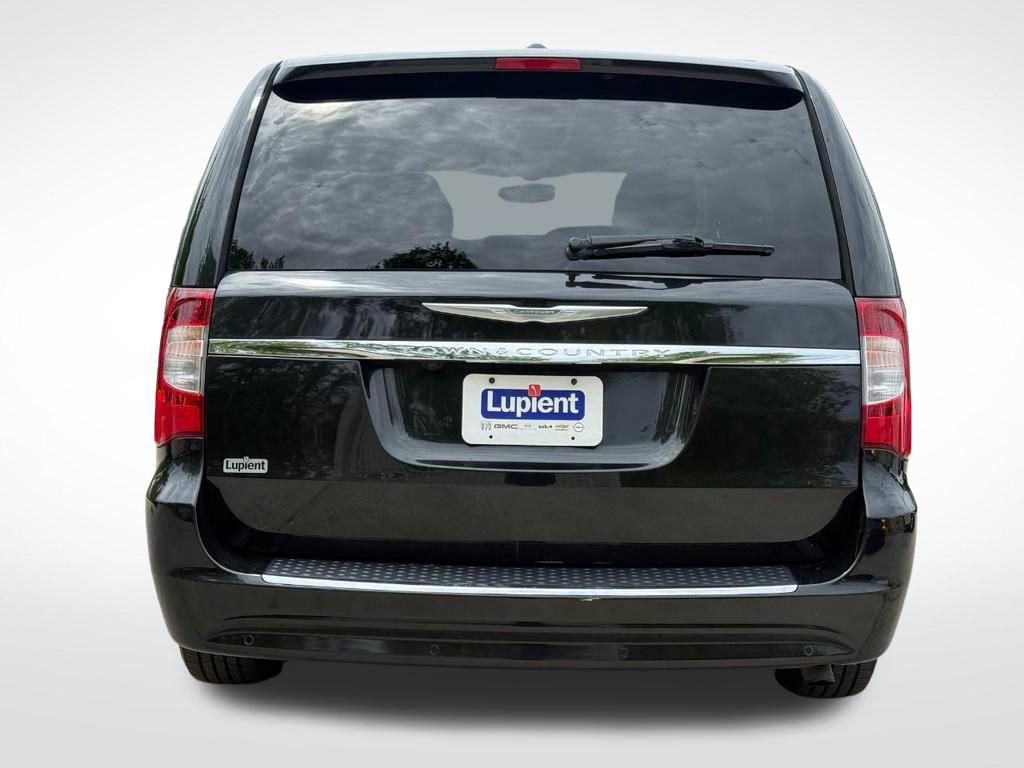Used 2014 Chrysler Town & Country Touring-L FWD image 4
