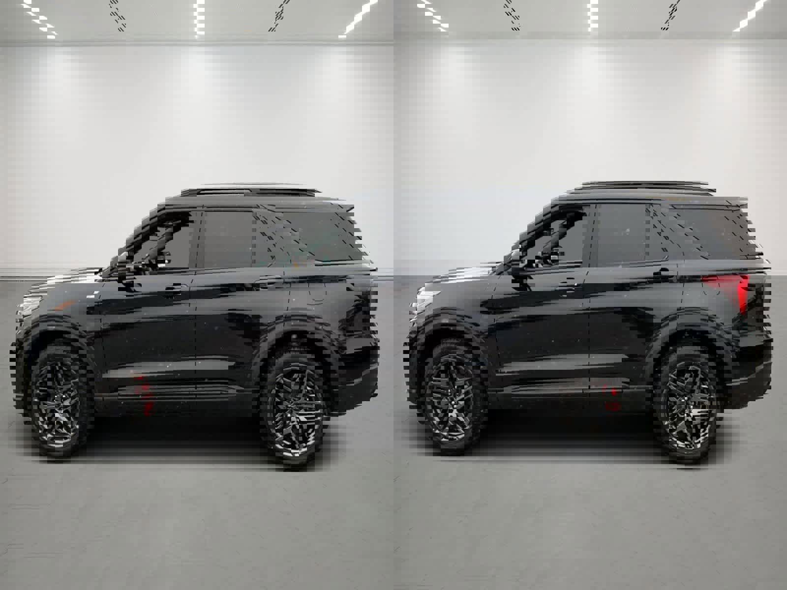 Used 2025 Ford Explorer ST-Line w/ ST-Line Street Pack image 2