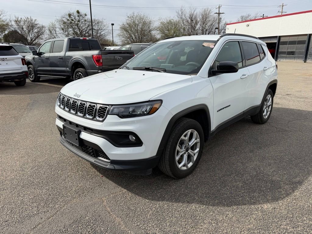 Used 2025 Jeep Compass Latitude image 3
