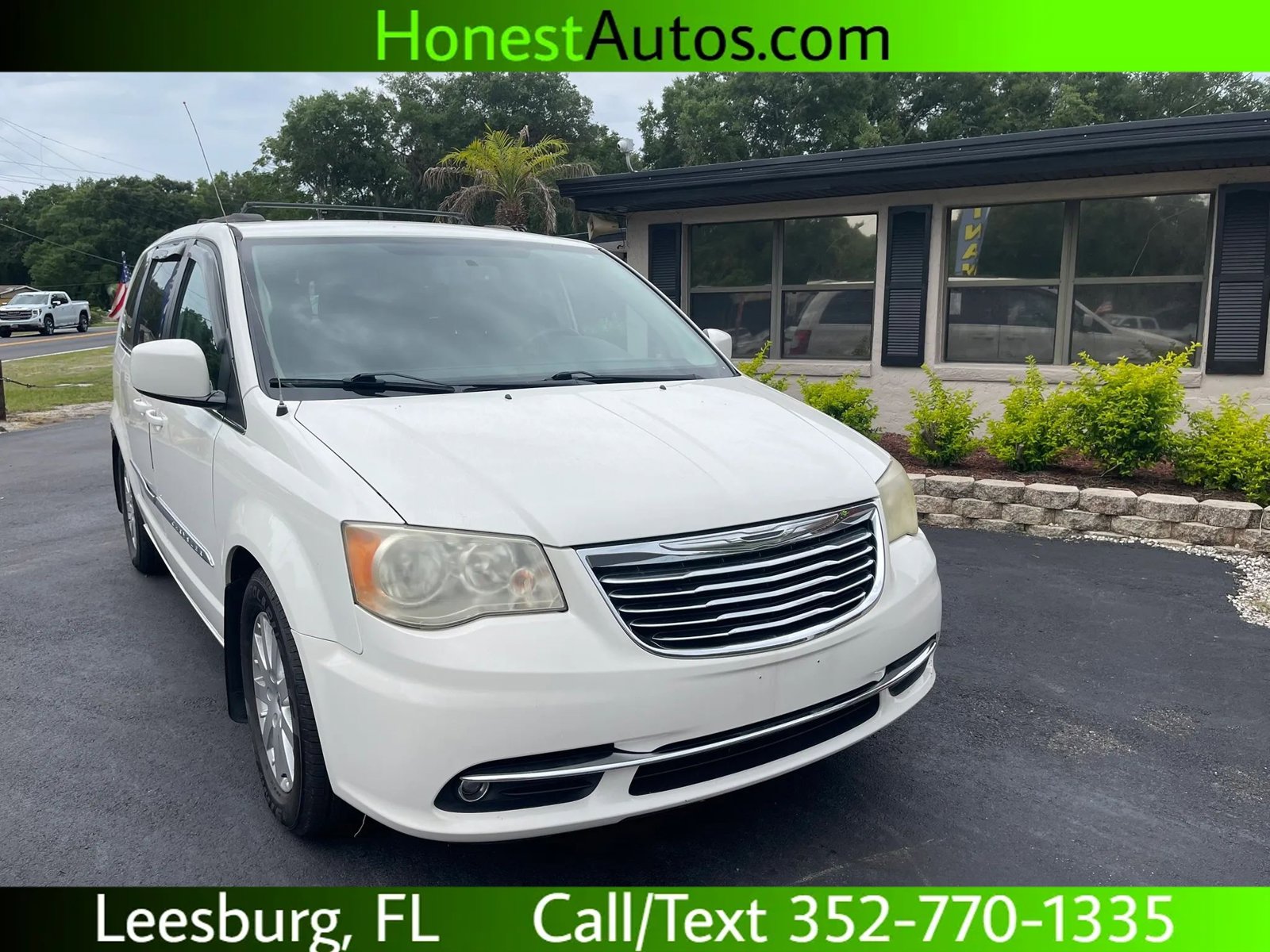 Used 2013 Chrysler Town & Country Touring FWD image 1