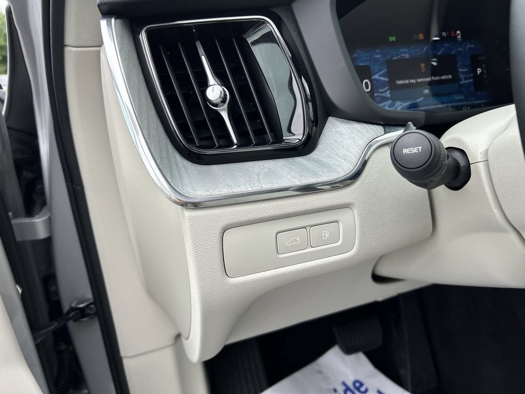 Certified 2024 Volvo XC60 T8 Plus w/ Climate Package AWD/4WD image 17