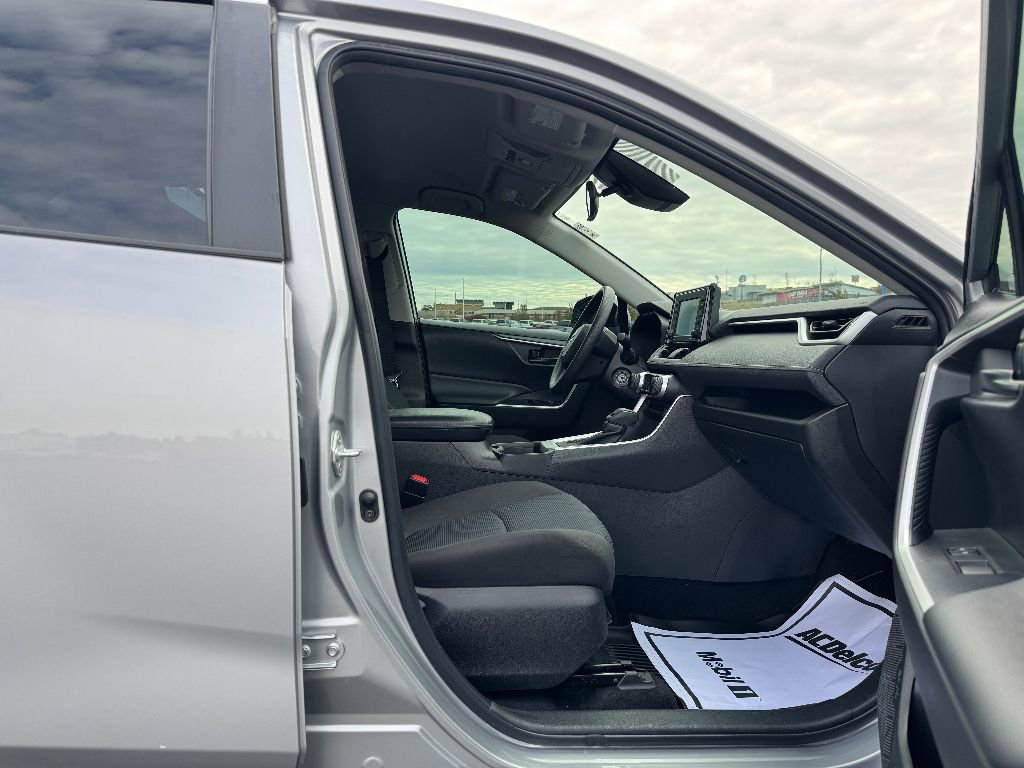 Used 2022 Toyota RAV4 LE image 11