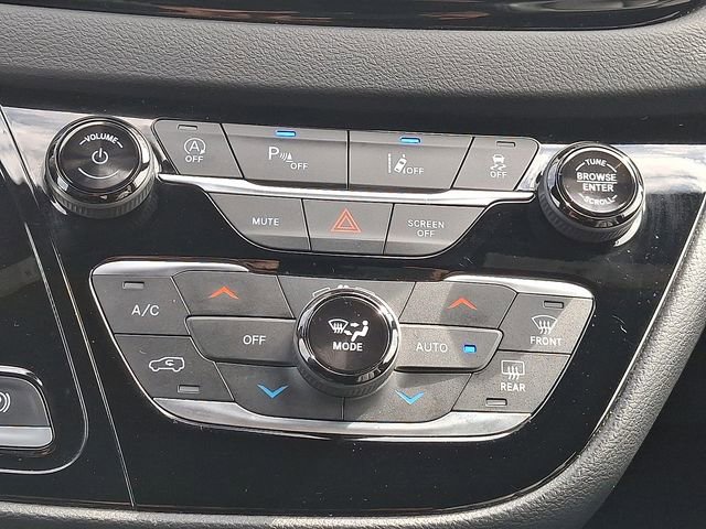 Used 2025 Chrysler Pacifica Select image 17