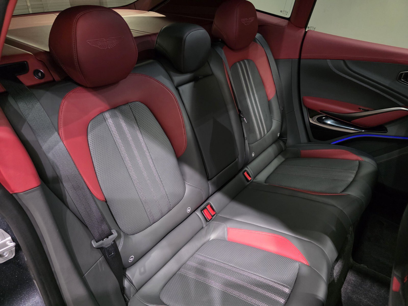 Used 2025 Aston Martin DBX 707 image 21