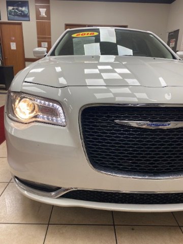 Used 2018 Chrysler 300 Touring L image 9