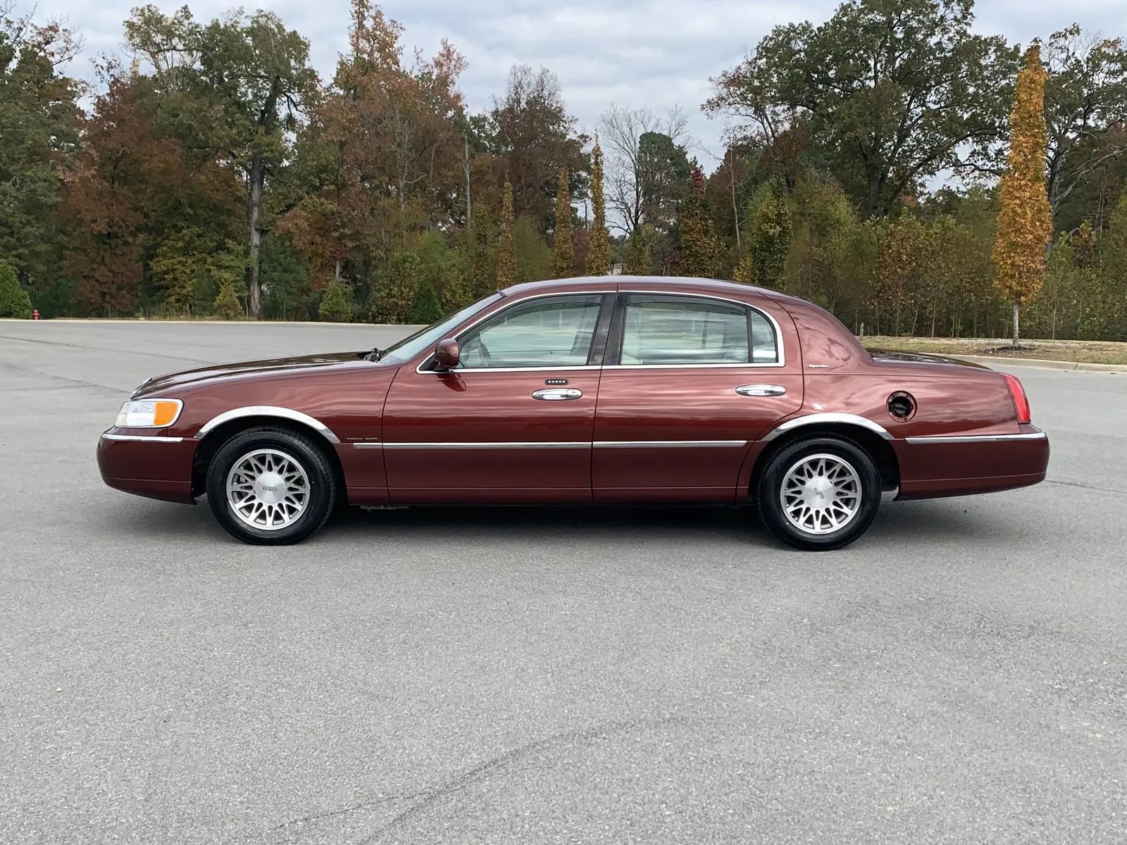 Used 2002 Lincoln Town Car Signature image 4