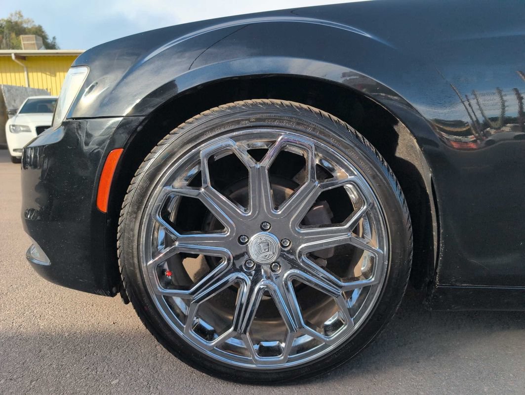 Used 2017 Chrysler 300 C RWD image 42
