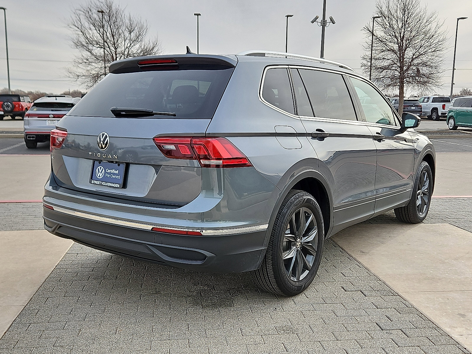 Certified 2022 Volkswagen Tiguan SE image 3
