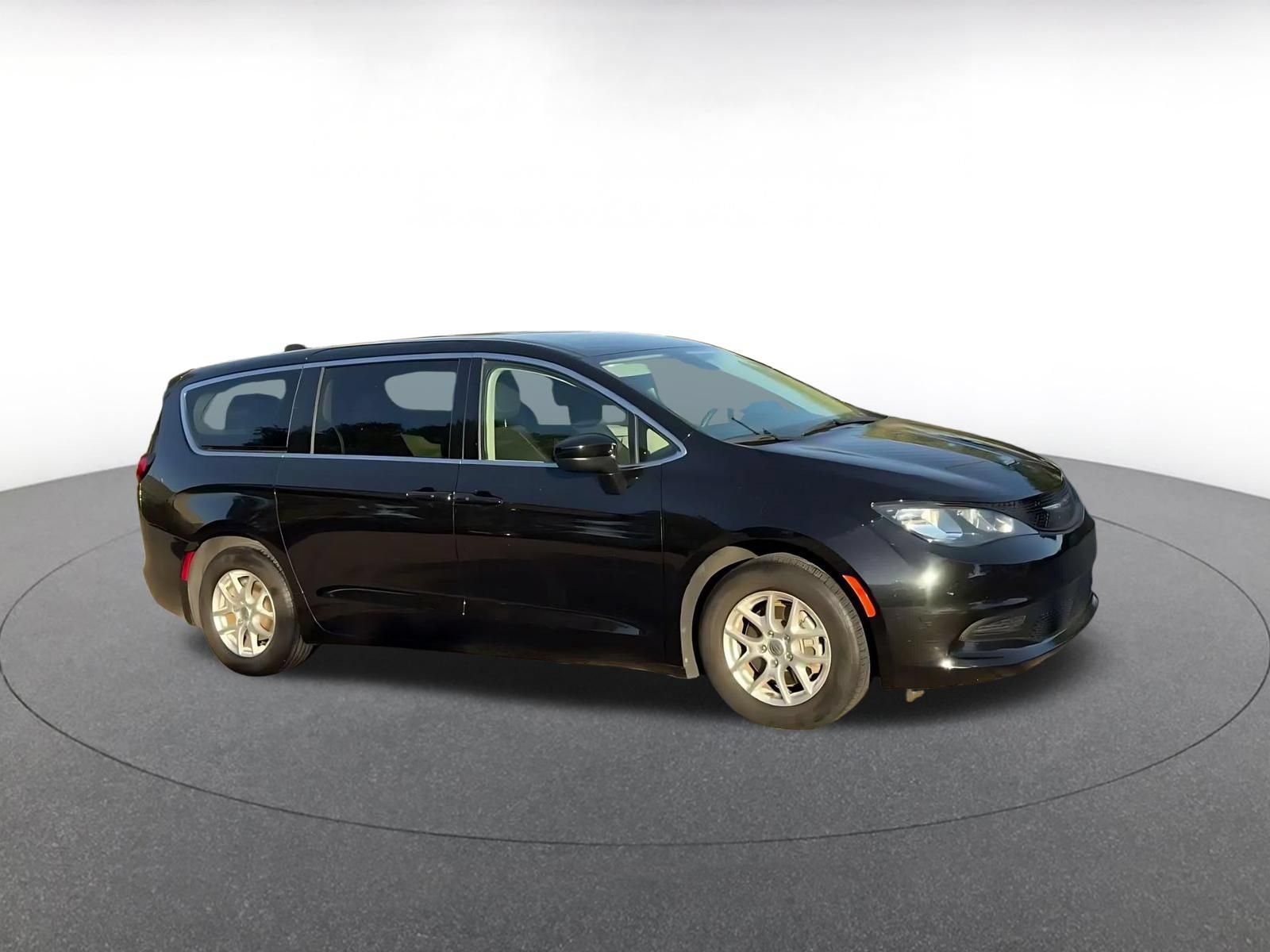 Used 2024 Chrysler Voyager LX FWD image 2