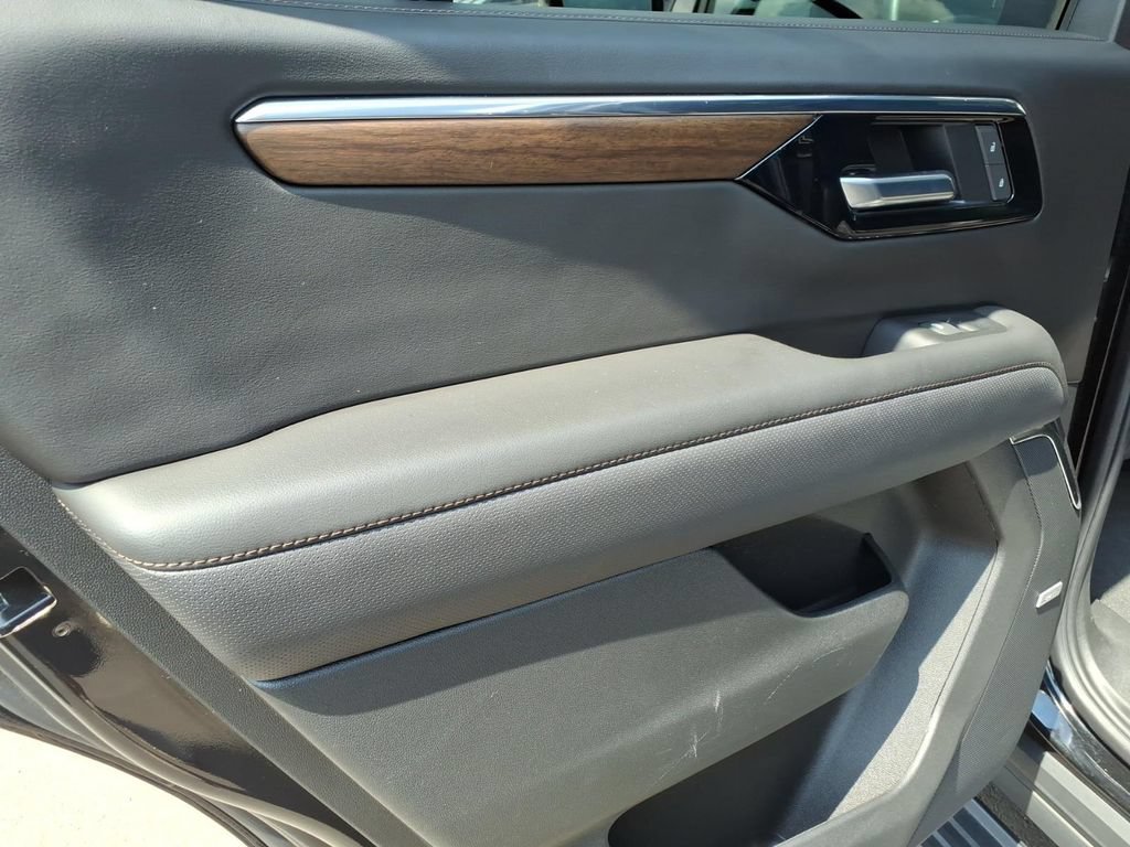 Used 2025 Chevrolet Tahoe High Country AWD/4WD image 17