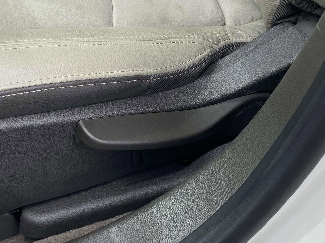 Used 2013 Chevrolet Volt Premium w/ Premium Trim Package FWD image 14