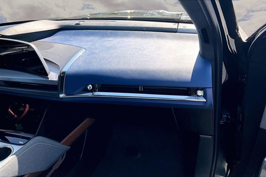 Certified 2026 Cadillac Vistiq Premium Luxury image 25