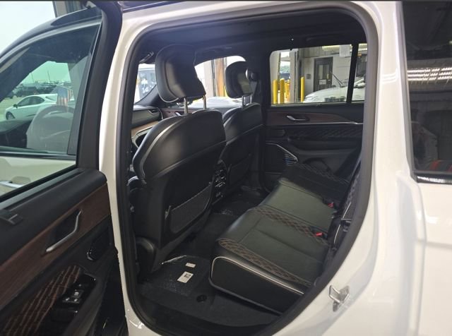 Used 2022 Jeep Grand Cherokee Summit w/ Advanced Protech Group IV AWD/4WD image 15