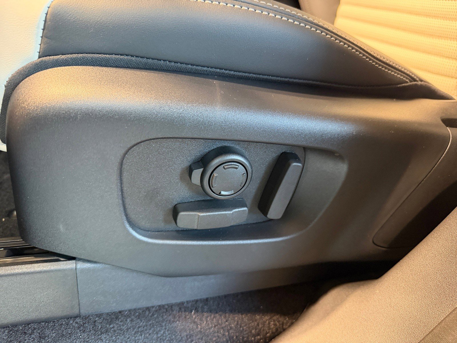 New 2026 Land Rover Discovery Limited Edition image 10