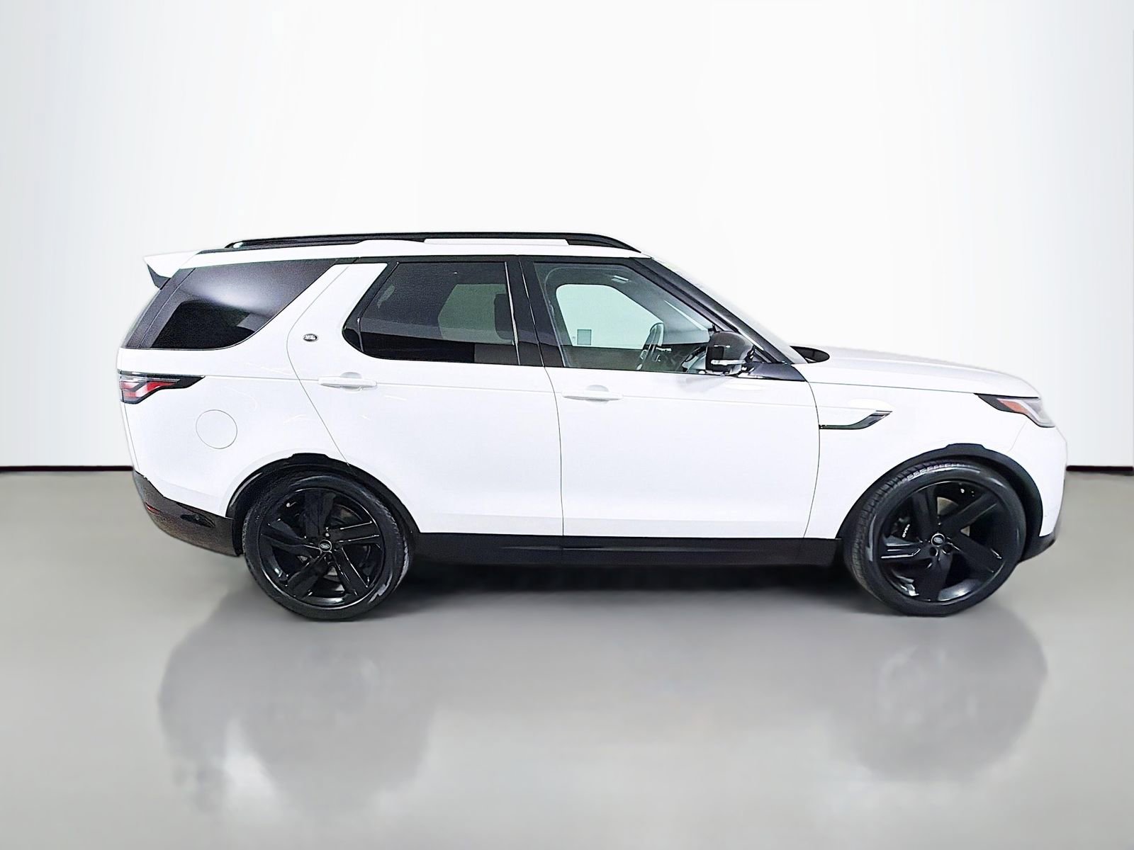 Certified 2023 Land Rover Discovery Metropolitan Edition AWD/4WD image 6