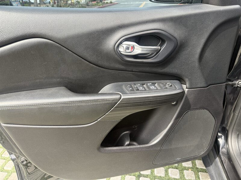 Used 2016 Jeep Cherokee Limited image 44