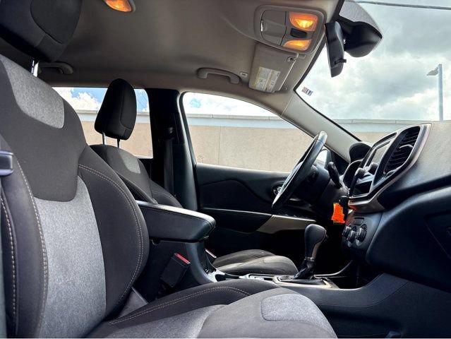 Used 2018 Jeep Cherokee Latitude w/ Altitude Package FWD image 17