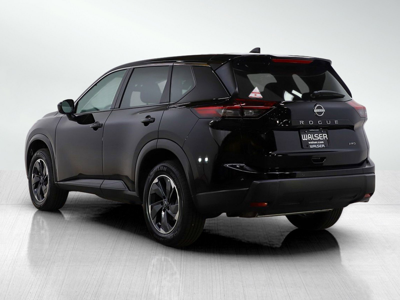 Used 2025 Nissan Rogue SV image 3