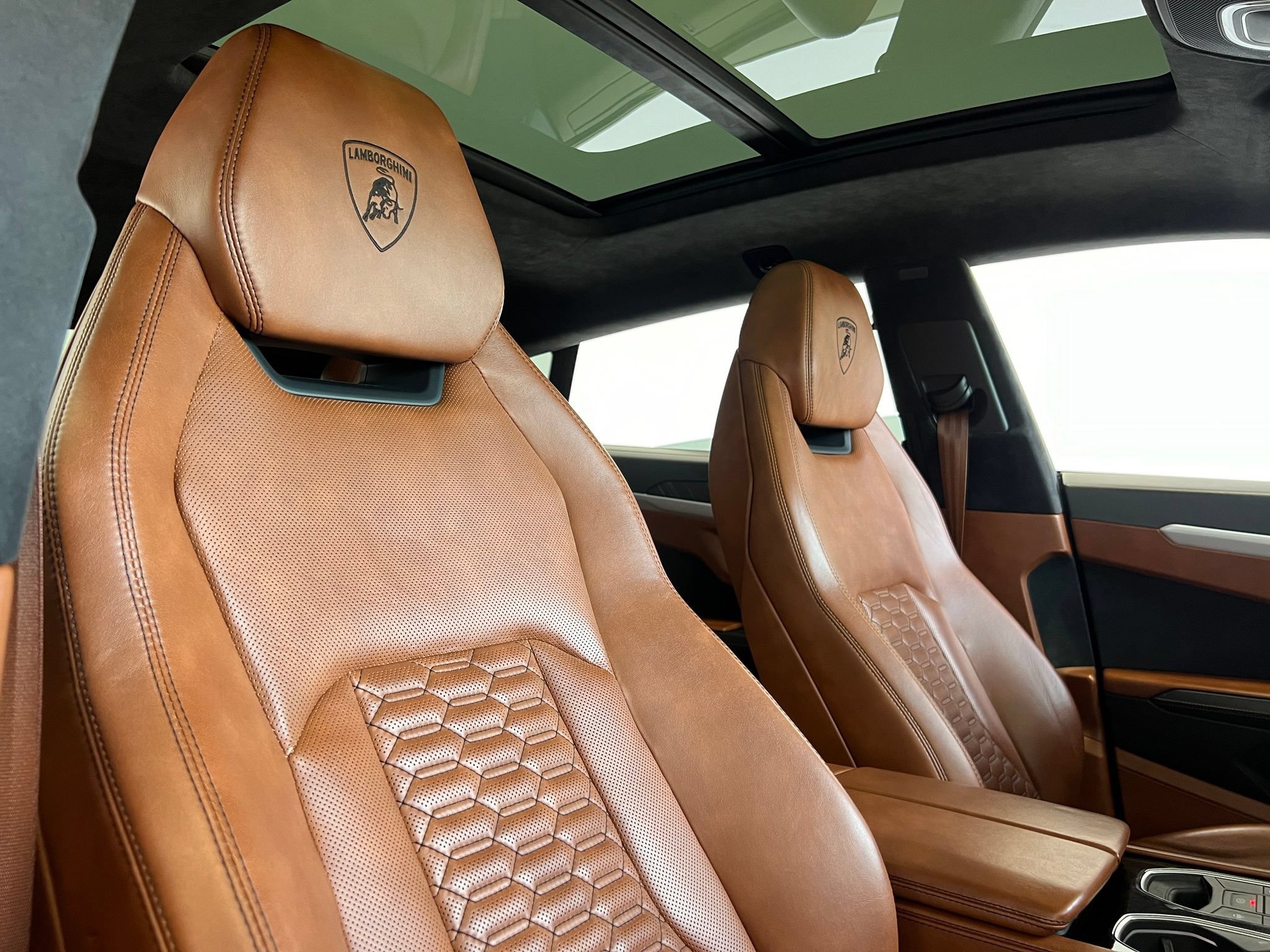 Used 2019 Lamborghini Urus AWD/4WD image 23