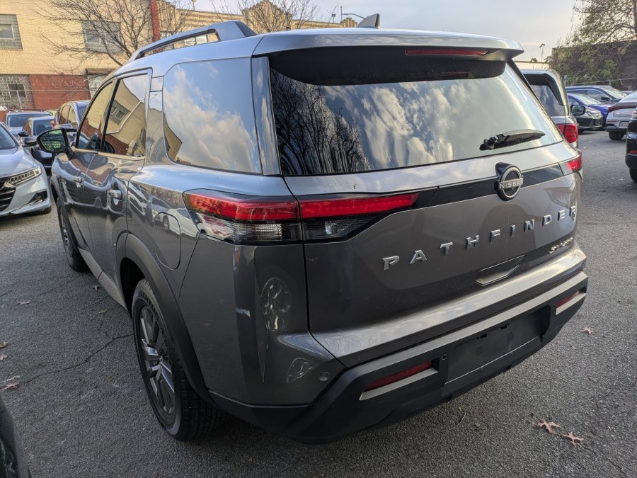 Used 2022 Nissan Pathfinder SV image 6