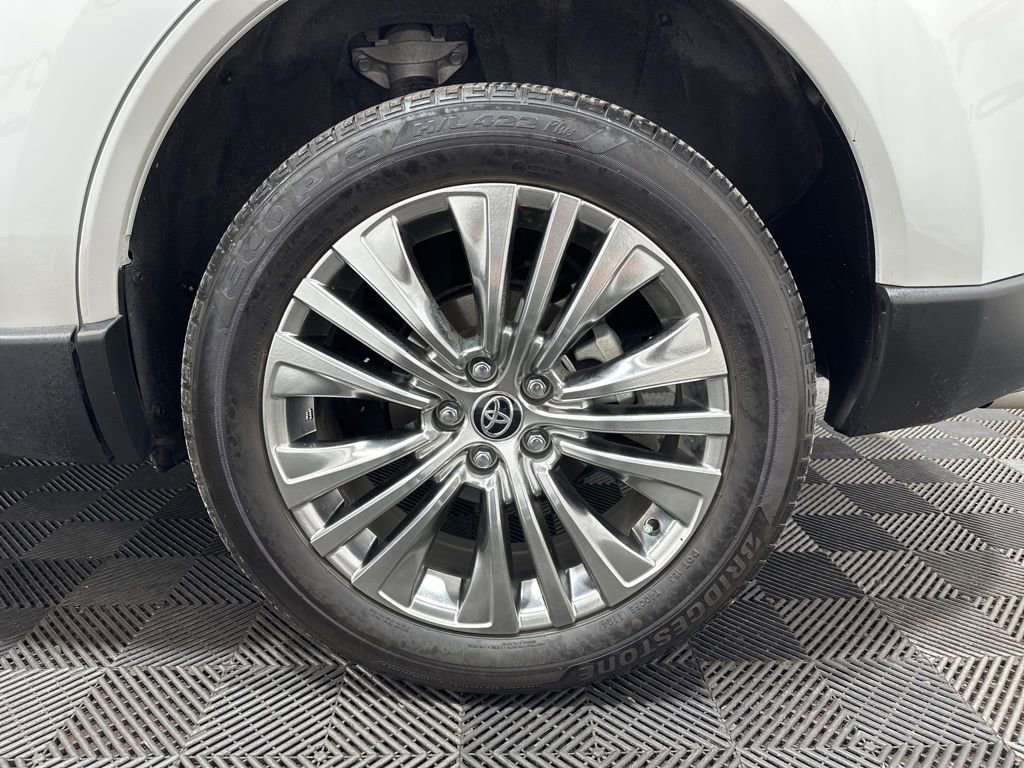 Used 2024 Toyota Venza Limited image 32