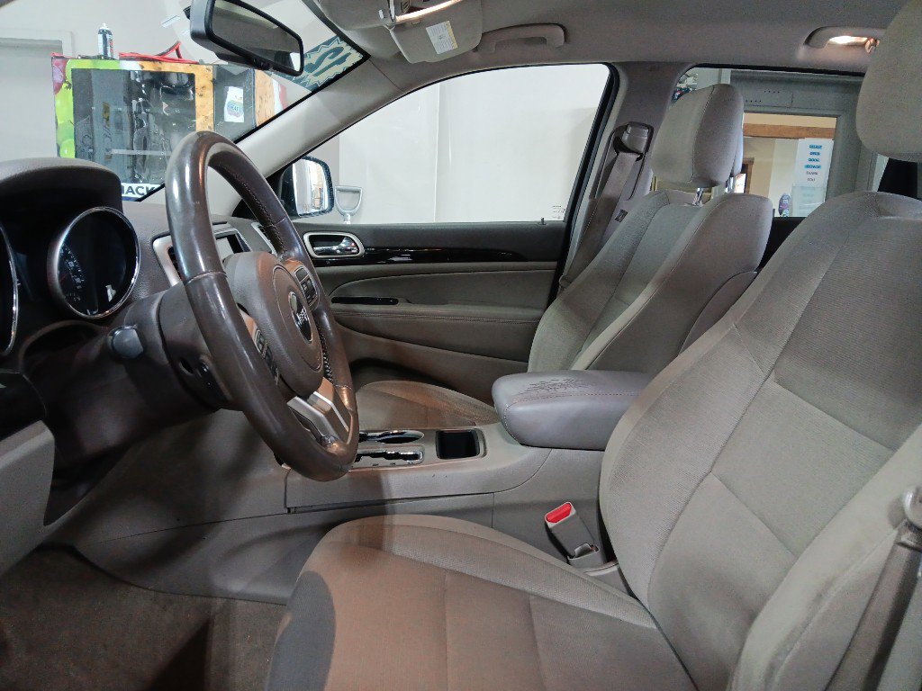 Used 2012 Jeep Grand Cherokee Laredo w/ Laredo E Group AWD/4WD image 10