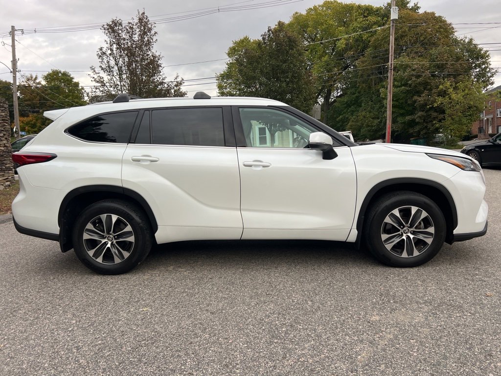 Used 2022 Toyota Highlander XLE image 6