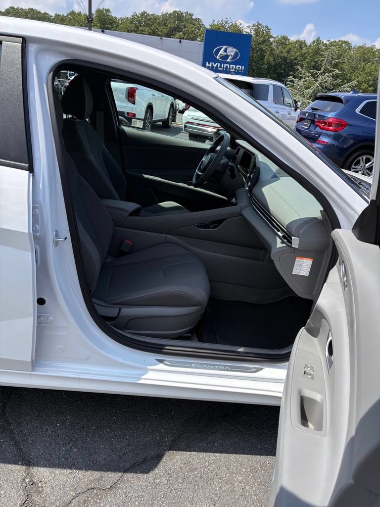 Used 2025 Hyundai Elantra Hybrid FWD image 18