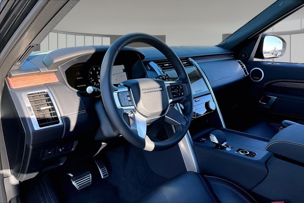 Certified 2025 Land Rover Discovery Dynamic SE AWD/4WD image 15