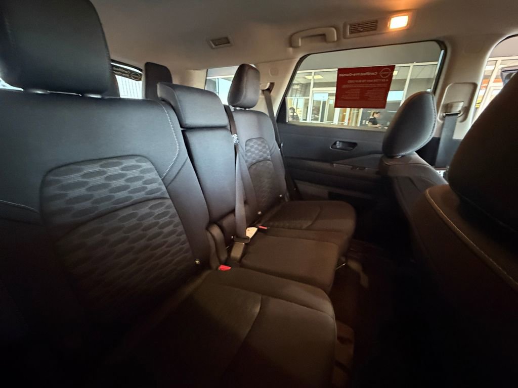 Used 2025 Nissan Pathfinder SV image 17
