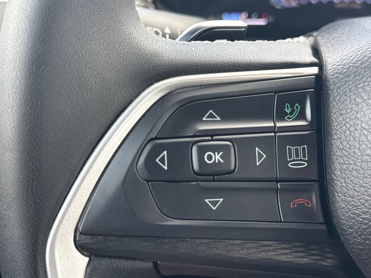 Used 2025 Jeep Grand Cherokee L Laredo AWD/4WD image 27