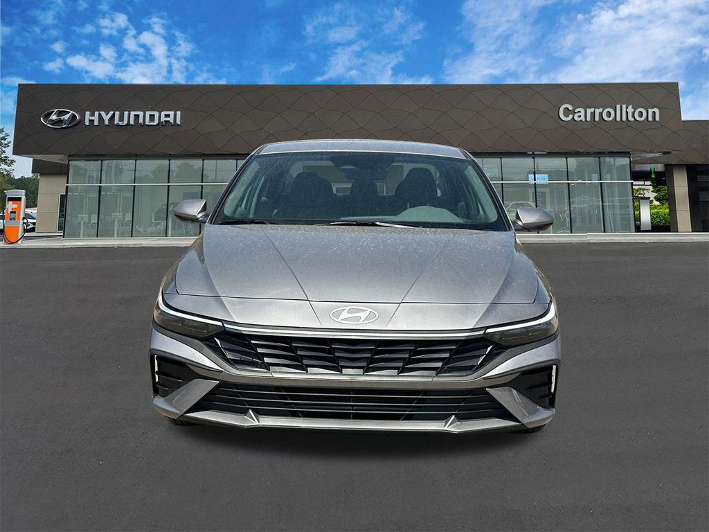 Used 2025 Hyundai Elantra SE image 2