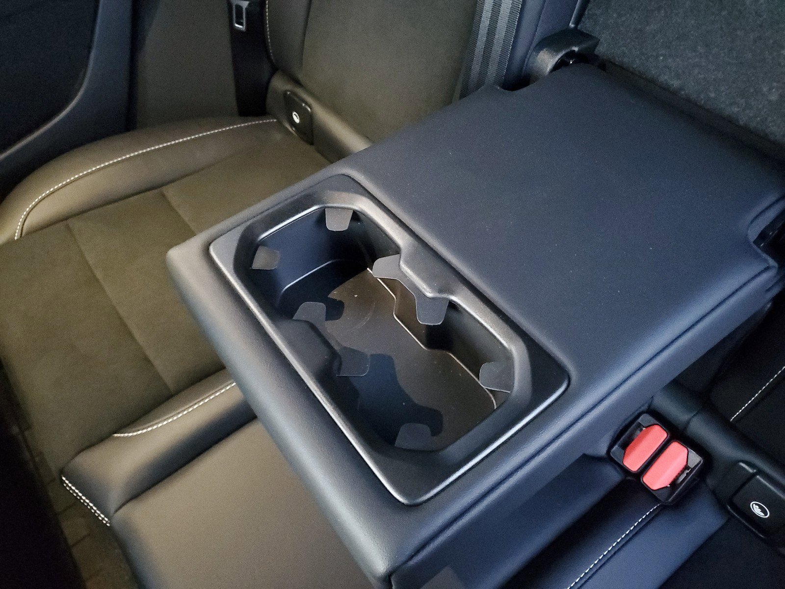 Used 2022 Volvo XC40 T5 R-Design w/ Advanced Package image 11