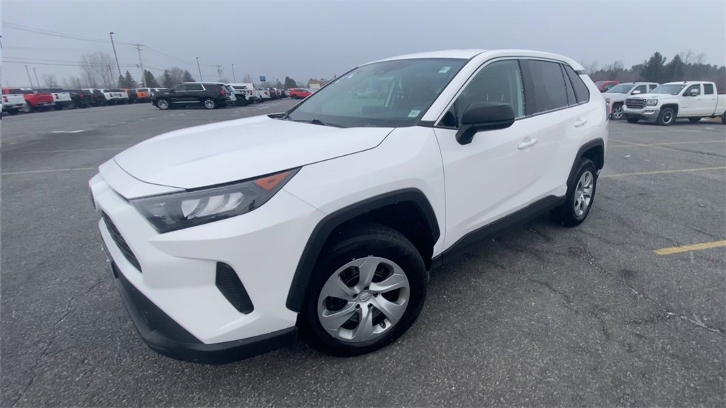 Used 2022 Toyota RAV4 LE image 4