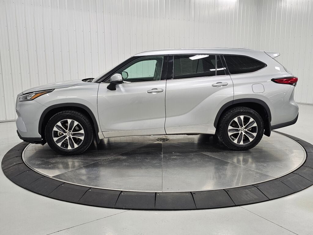 Used 2020 Toyota Highlander XLE AWD/4WD image 2