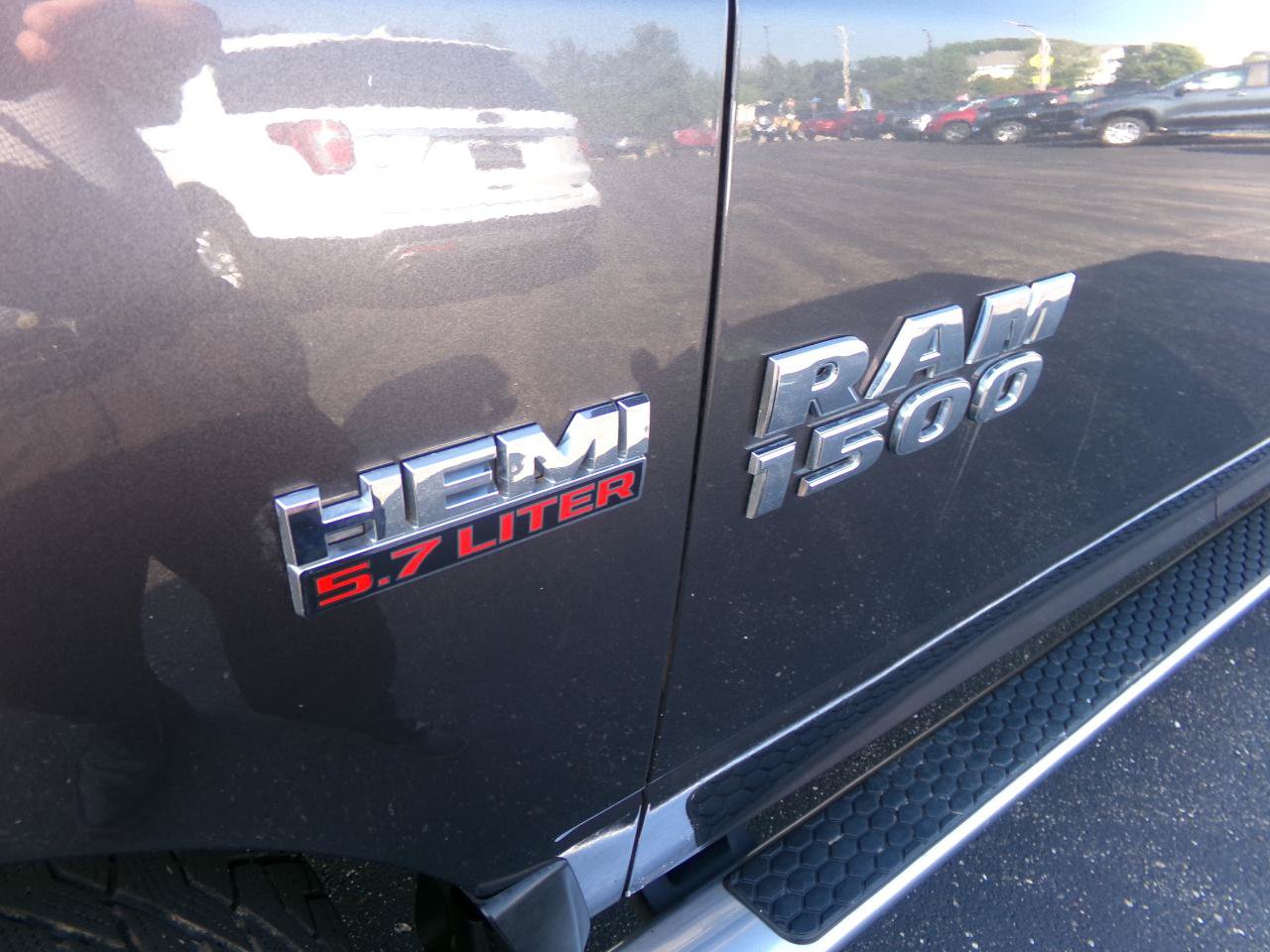 Used 2017 RAM 1500 Classic SLT w/ SLT Plus D←cor Group AWD/4WD image 10