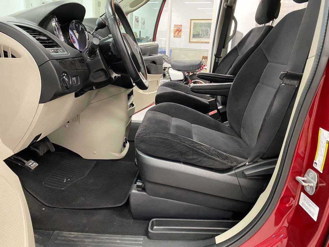 Used 2014 Dodge Grand Caravan American Value Package w/ UConnect Hands-Free Group image 23