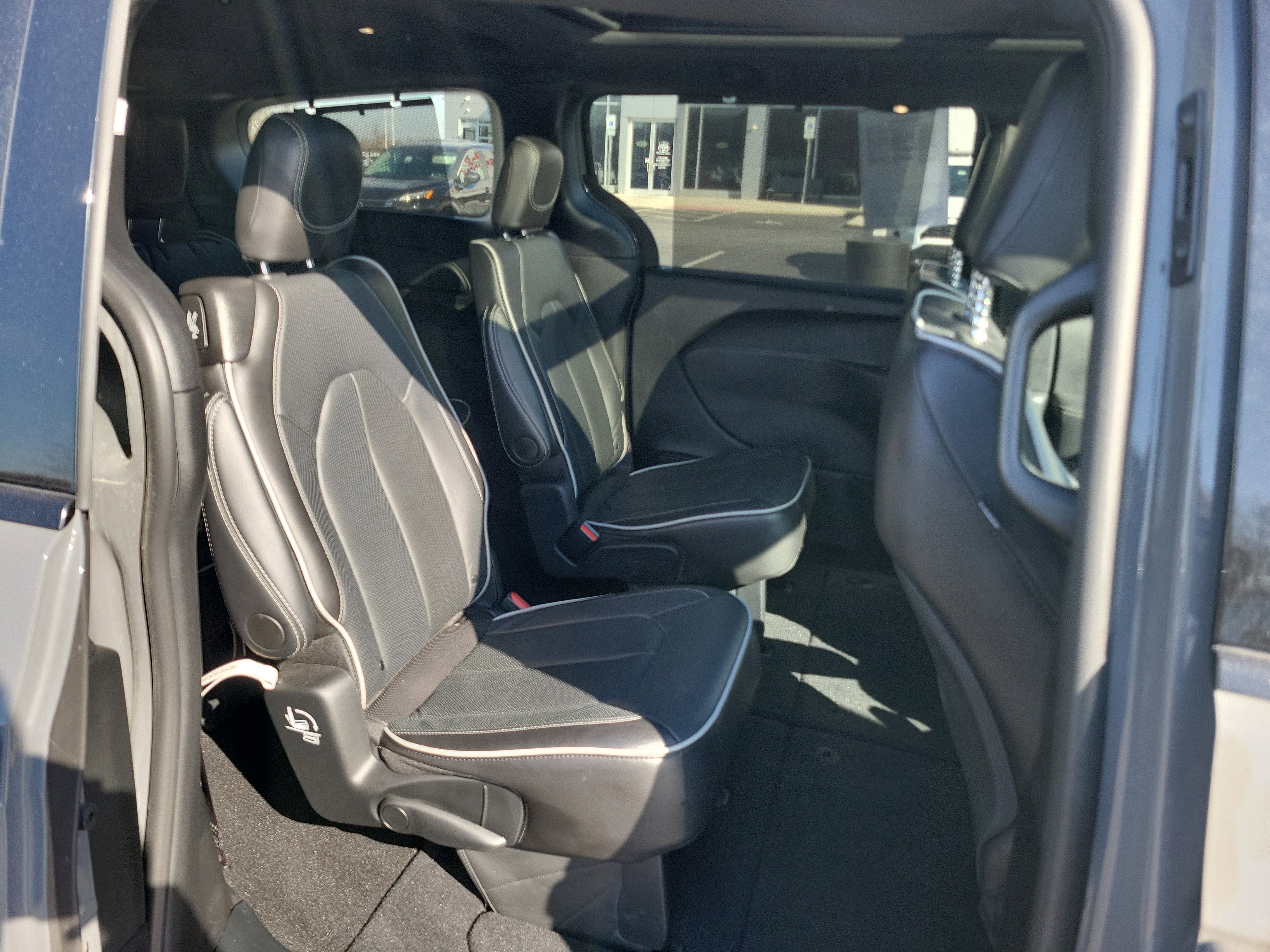 Used 2025 Chrysler Pacifica Limited image 29