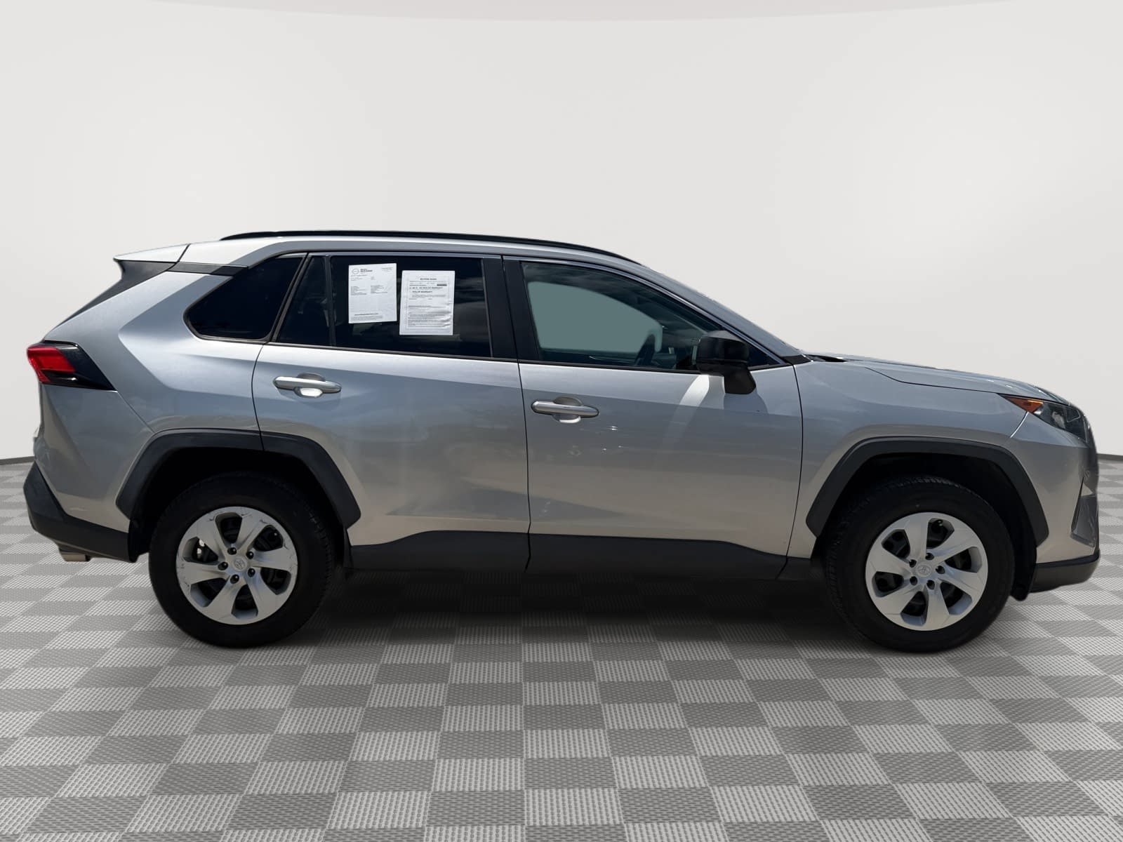 Used 2019 Toyota RAV4 LE FWD image 9