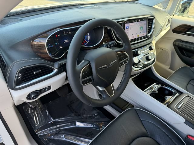 Used 2023 Chrysler Pacifica Limited w/ Uconnect Theater Family Group FWD image 22