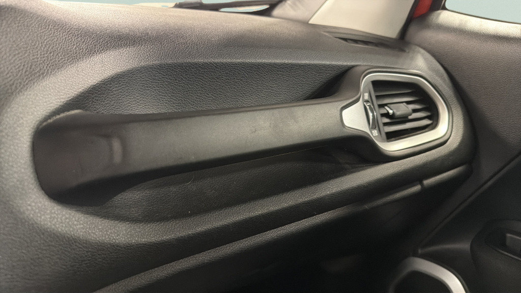 Used 2020 Jeep Renegade Latitude w/ Cold Weather Group FWD image 29