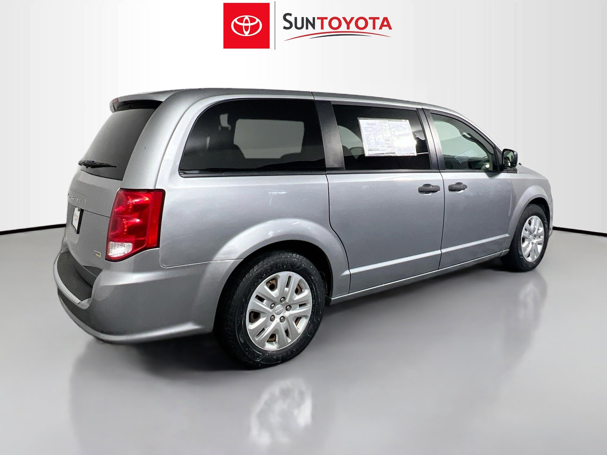 Used 2019 Dodge Grand Caravan SE FWD image 4