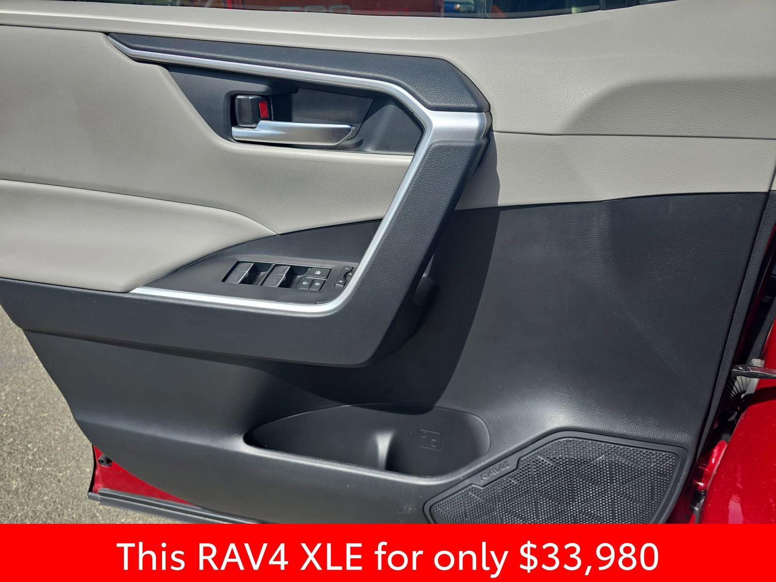 Used 2025 Toyota RAV4 XLE FWD image 32